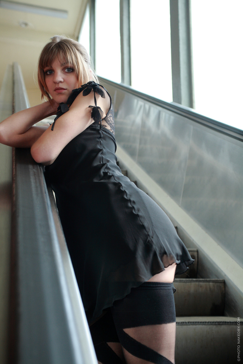 Andromaque Flashes on an Escalator!