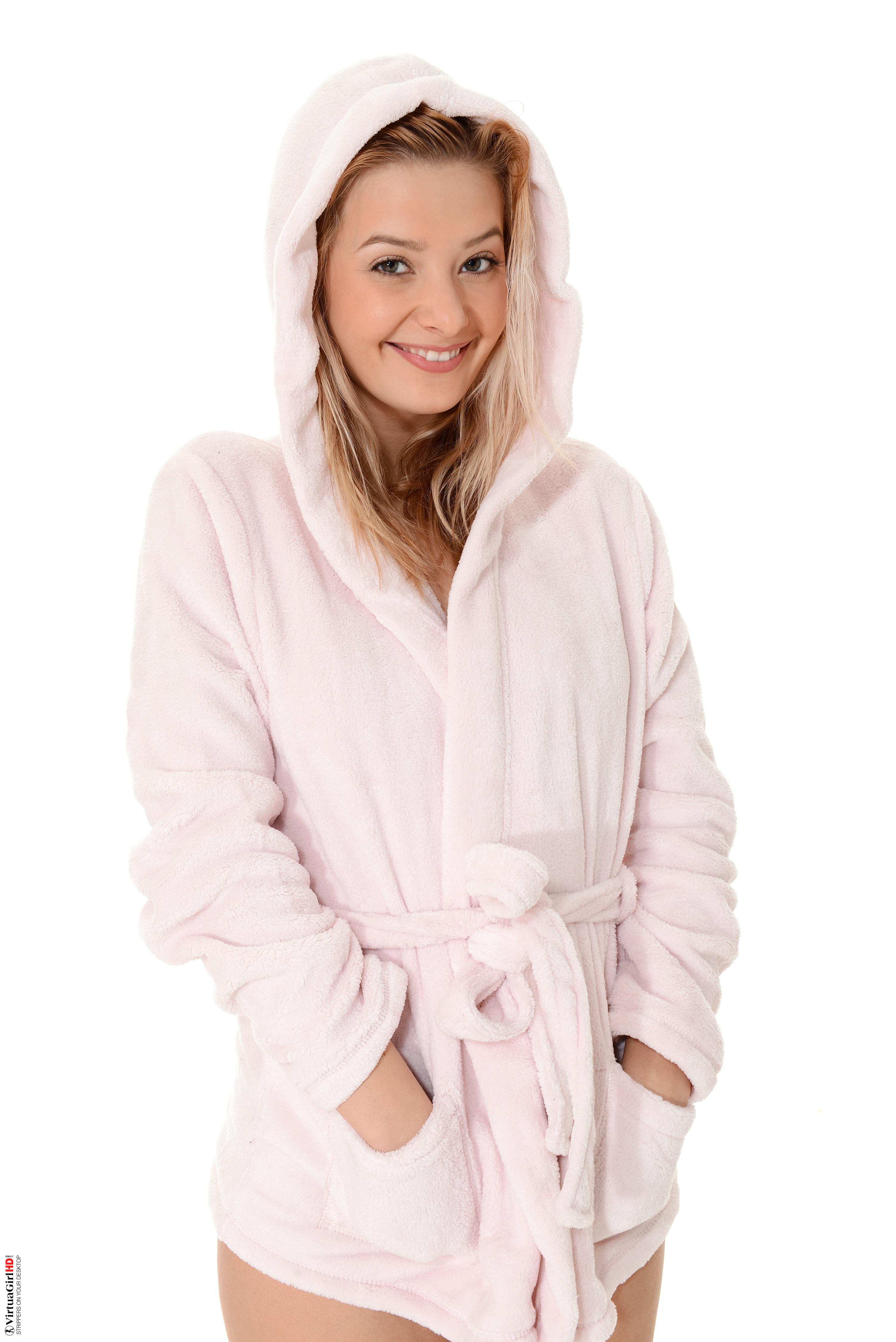 Anna Tatu Drops her Bathrobe