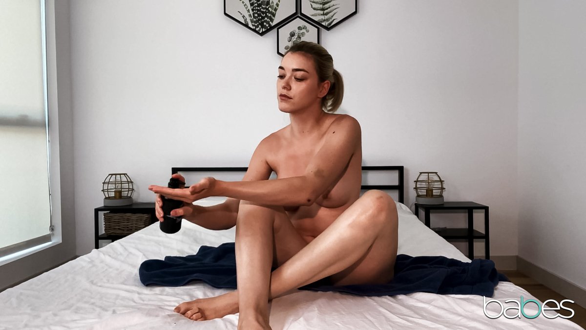 Anny Aurora is Oily