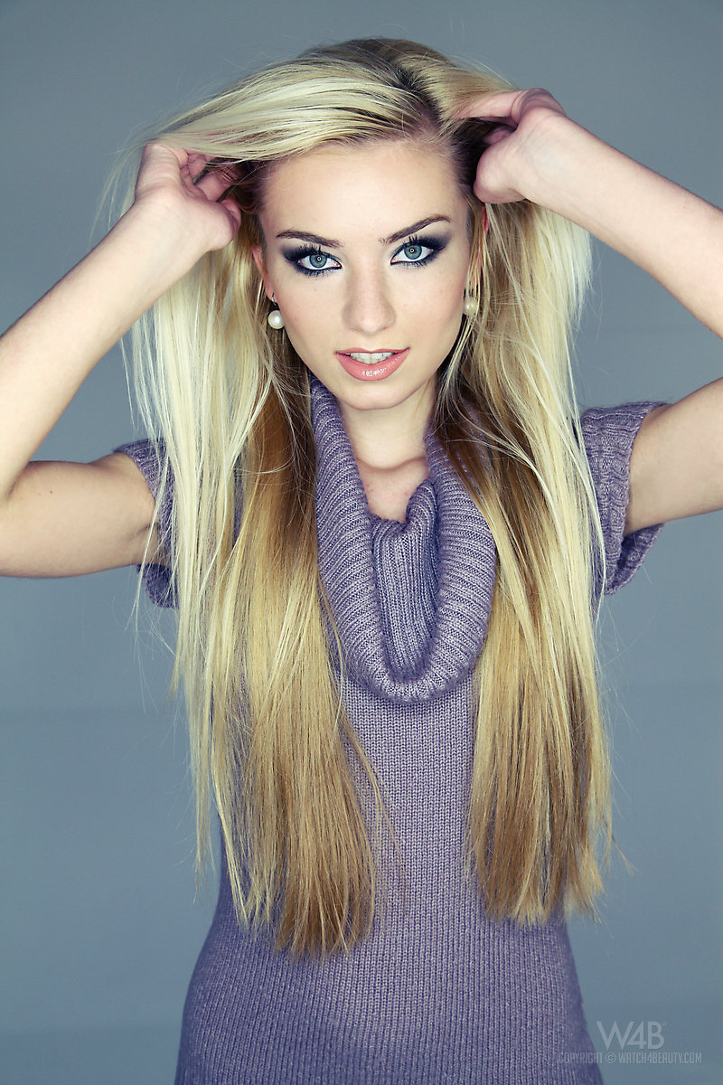 Blonde Diana Takes it Off