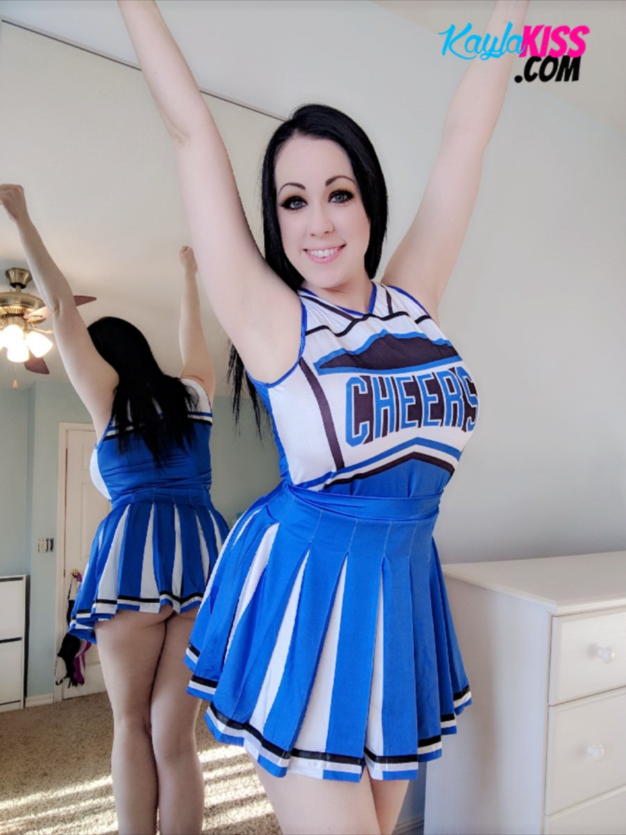 Cheerleader Kayla Kiss