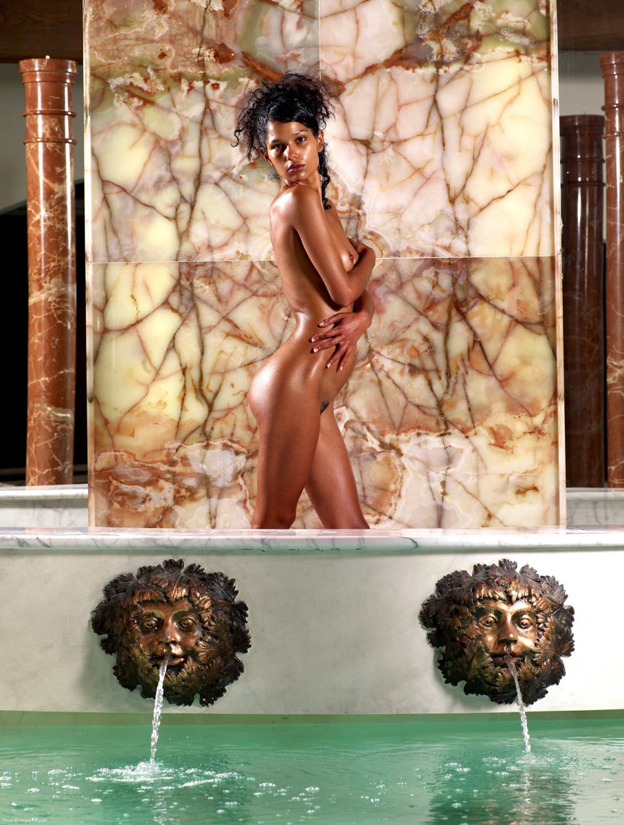 darine-making-the-most-of-a-fountain-02.jpg Darine Making The Most Of A Fountain 02