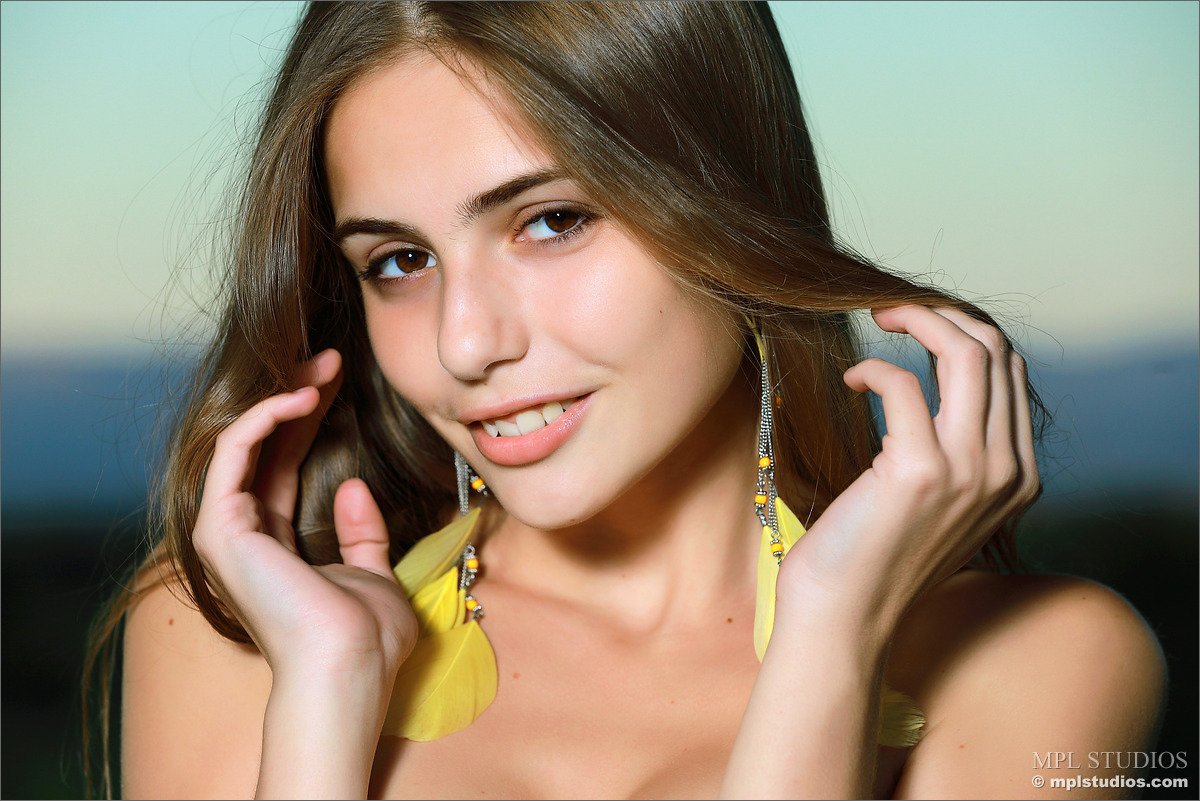 elle-has-feathery-earrings-07.jpg Elle Has Feathery Earrings 07