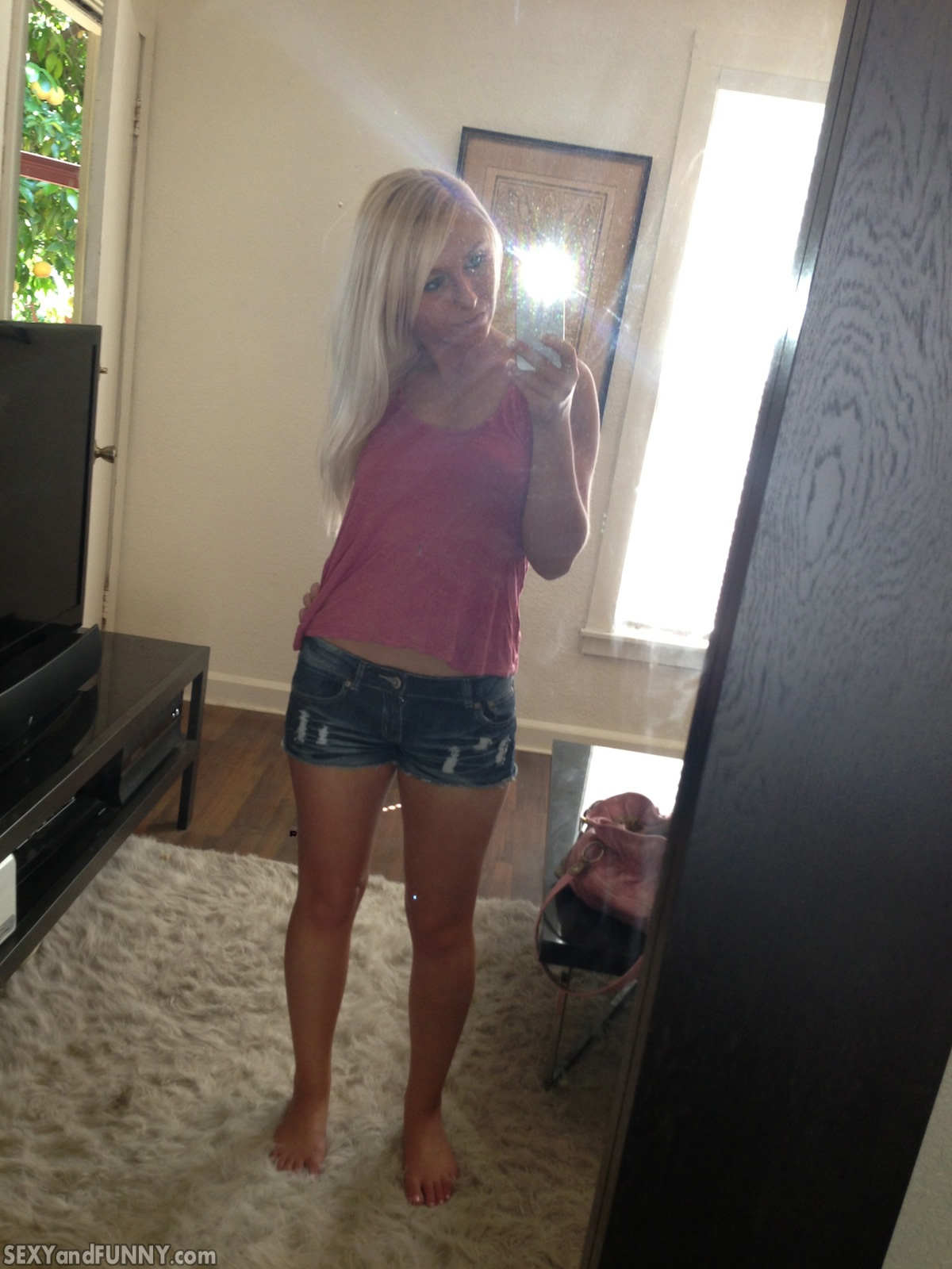Hot Blonde's Nude Self-Taken Pics