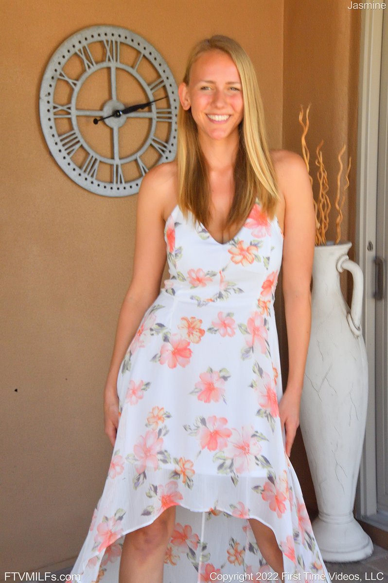 Jasmine Daze Lifts Her Dress