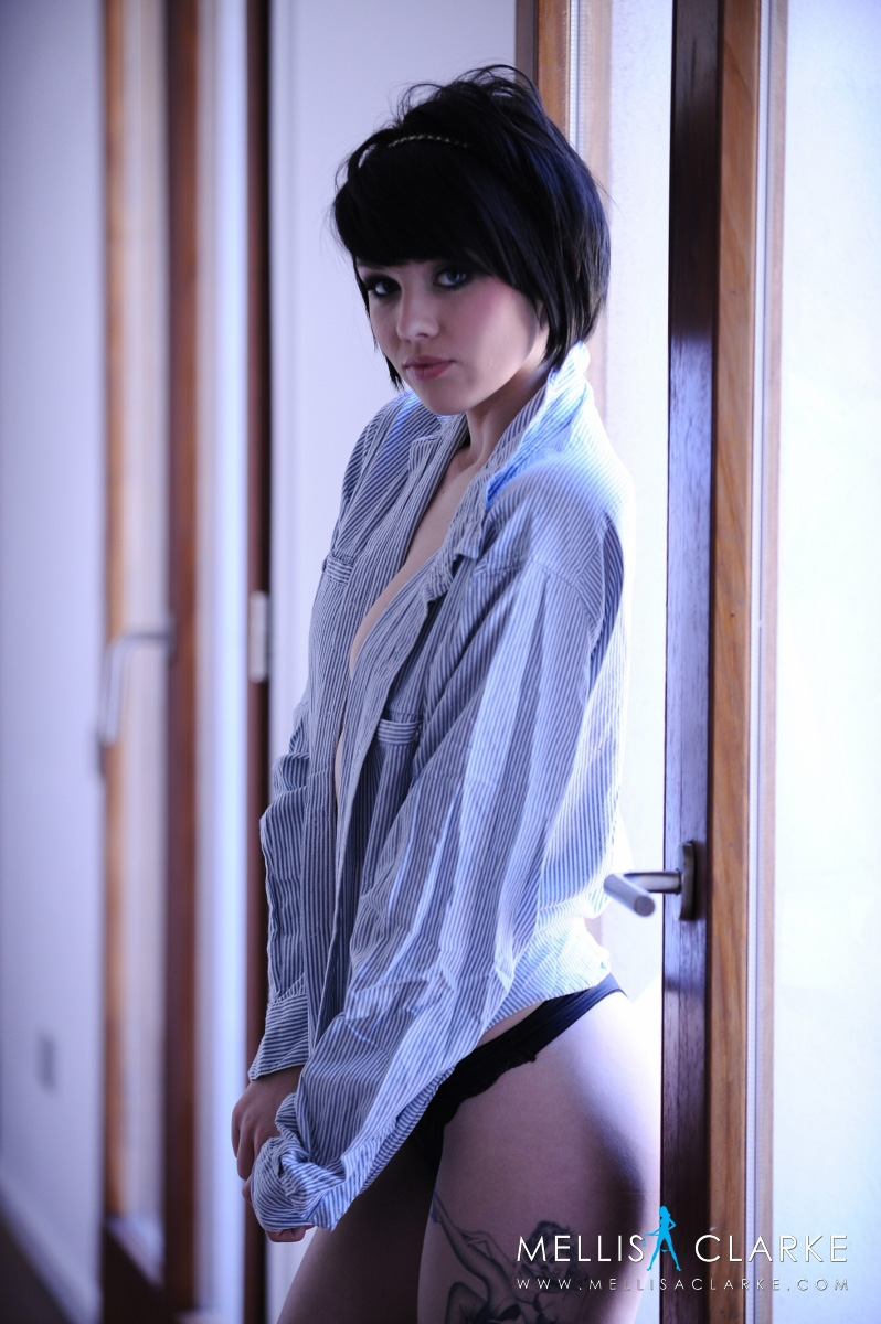 Melissa Clarke Drops her Shirt