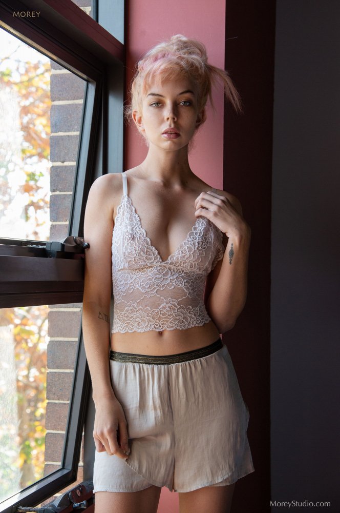 Una Pulls Her Top Down