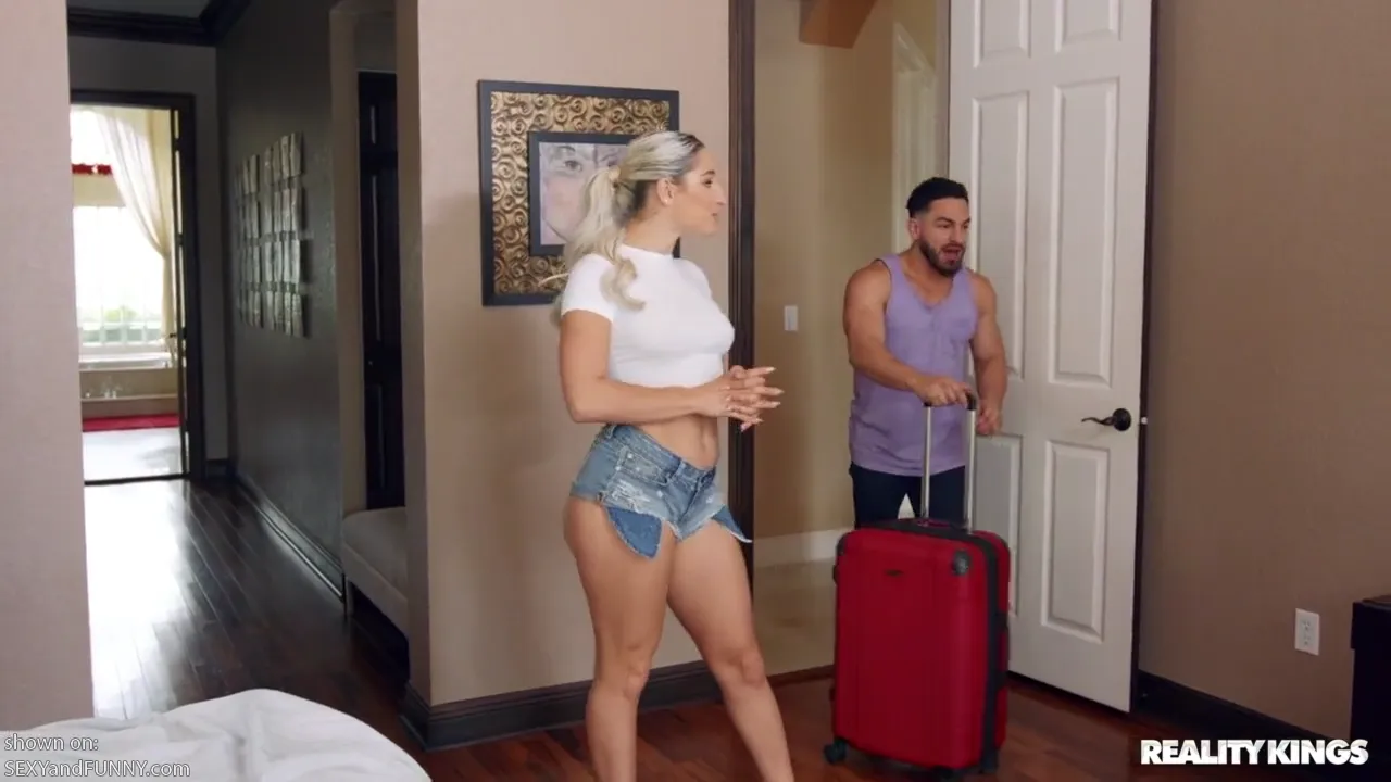 Abella Takes a Shower for Cash