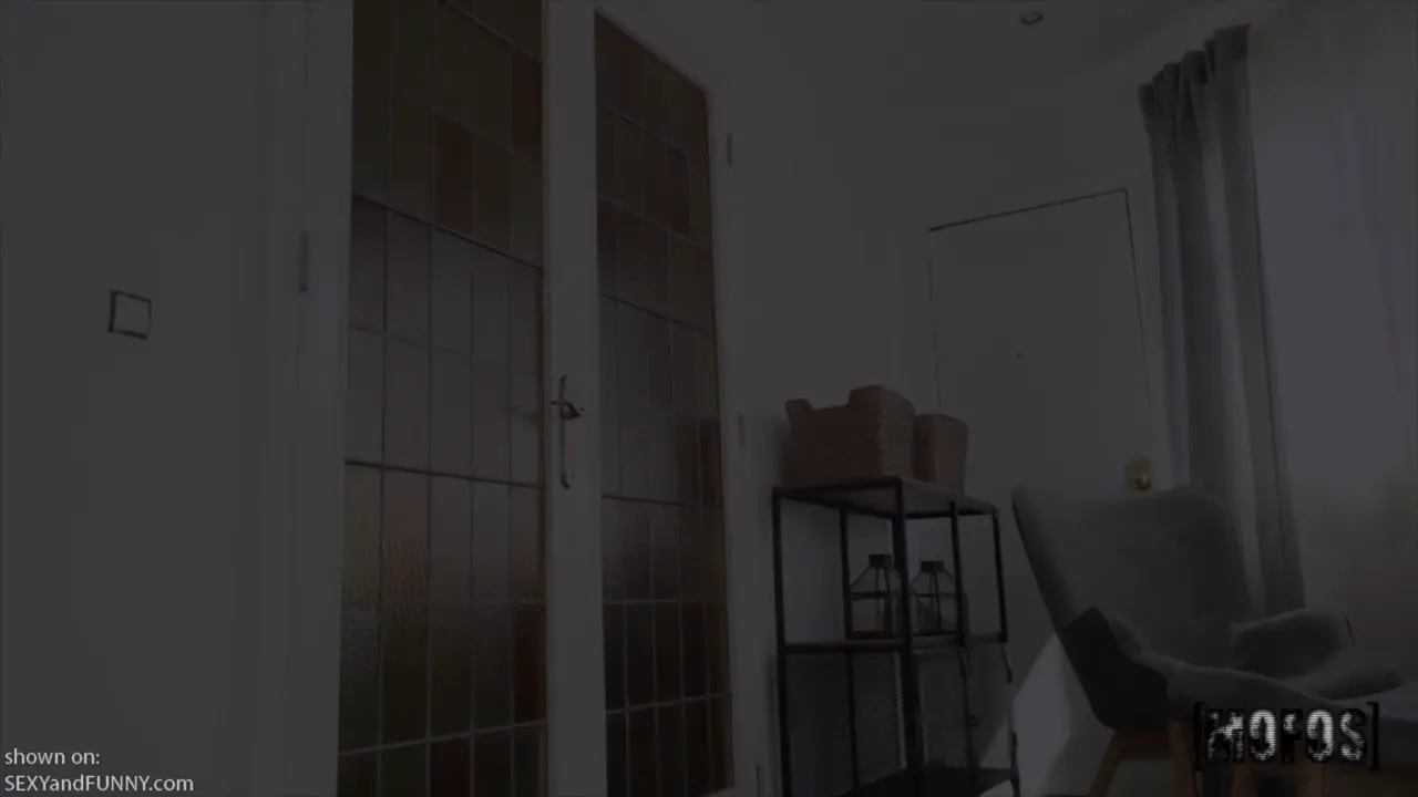 Amy Meets Her Naked Roommate