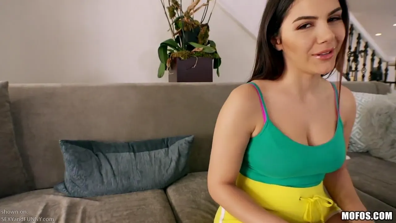 Convincing Valentina to Show Her Tits Instead of Working