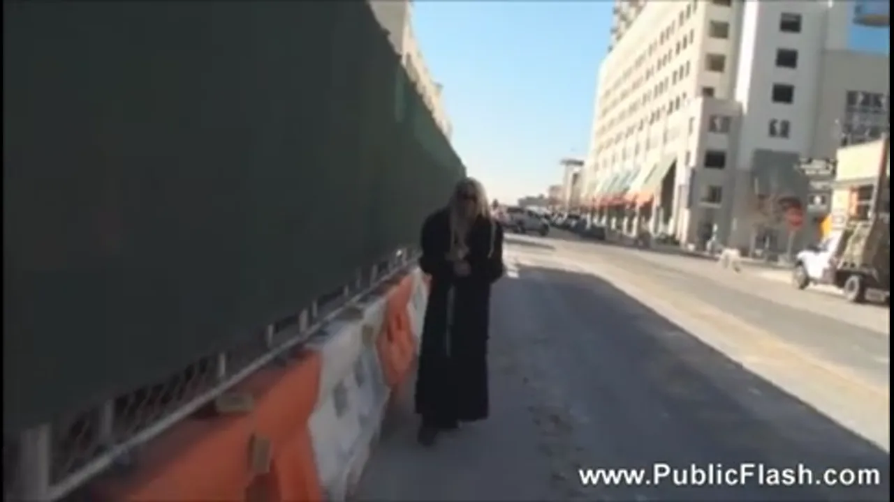 Flashing Blonde Causes Havoc at Building Site