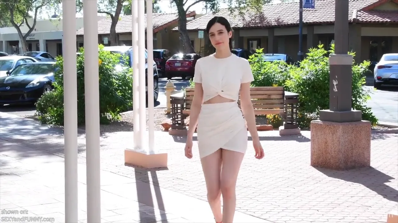 Giulia Out with No Panties