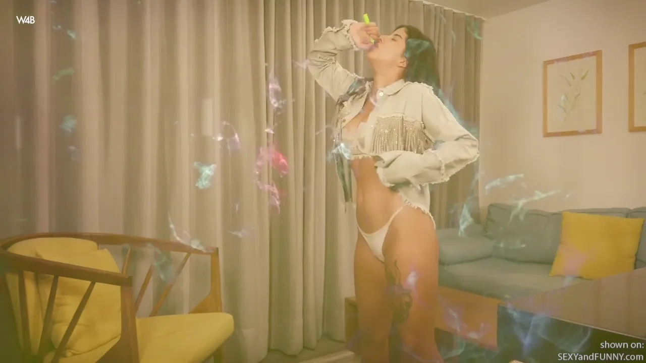 Iris Lucky Vaping and Stripping