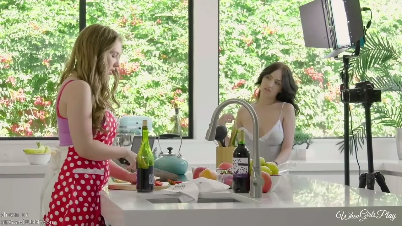 Jayde Distracting Lena