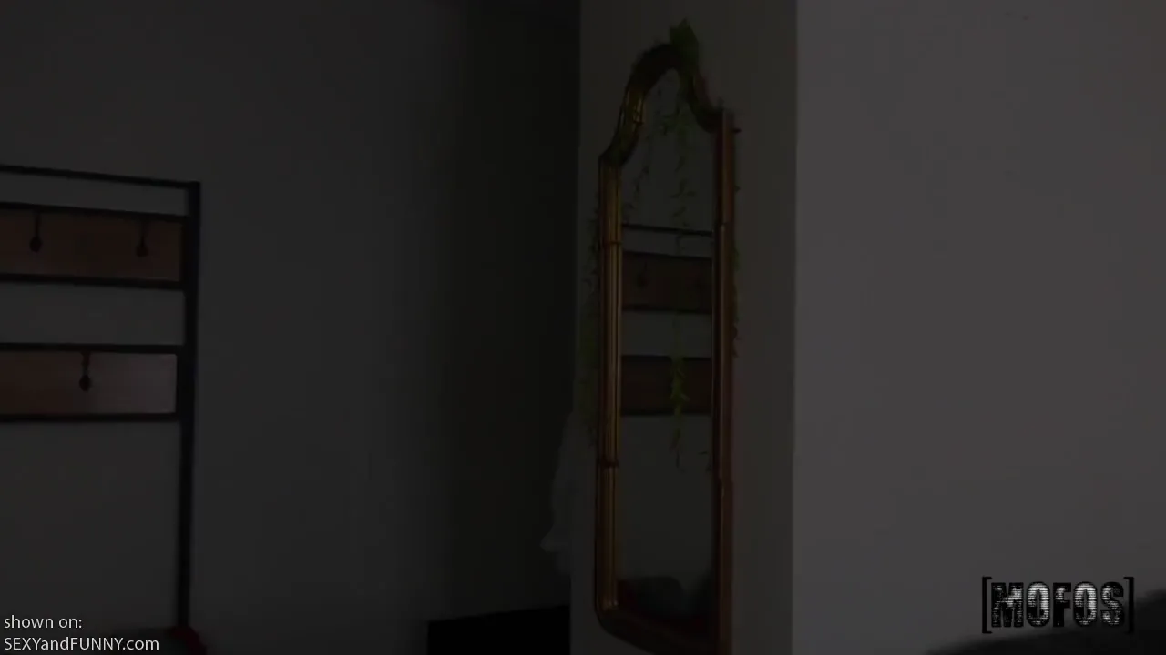 Jessica Starling Goes Shopping