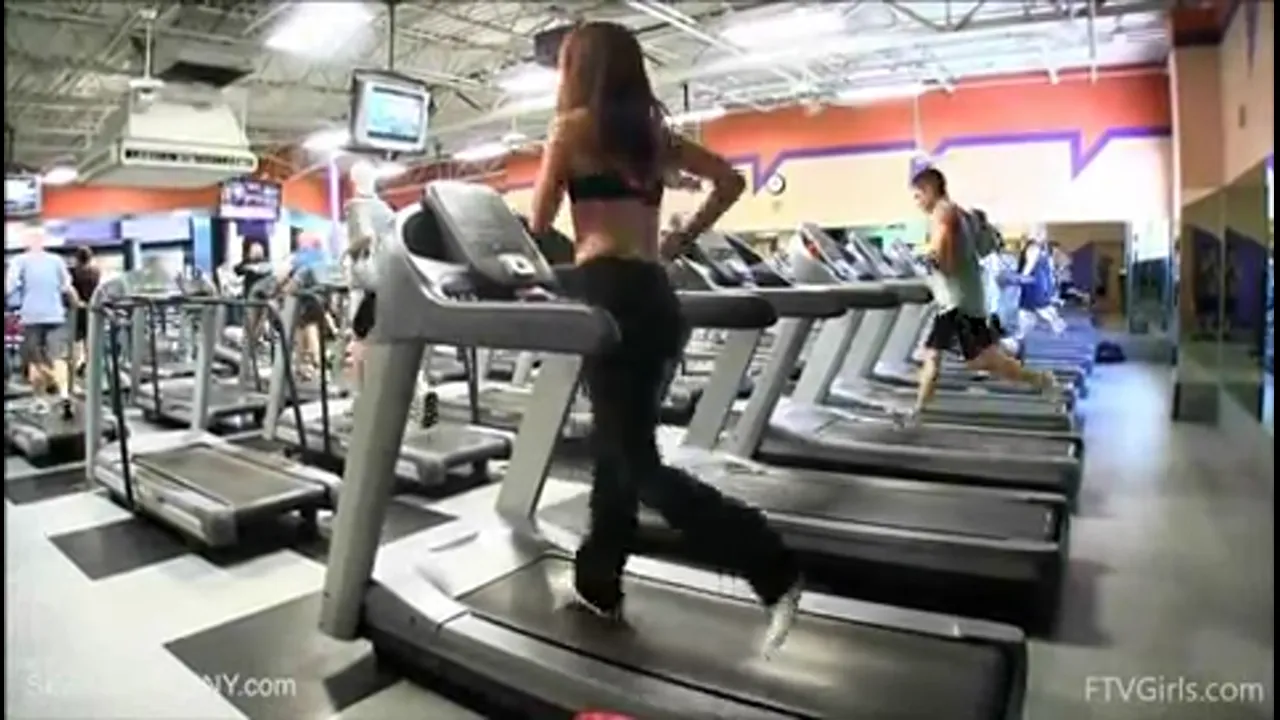 Melody Flashes at her (Public) Gym!