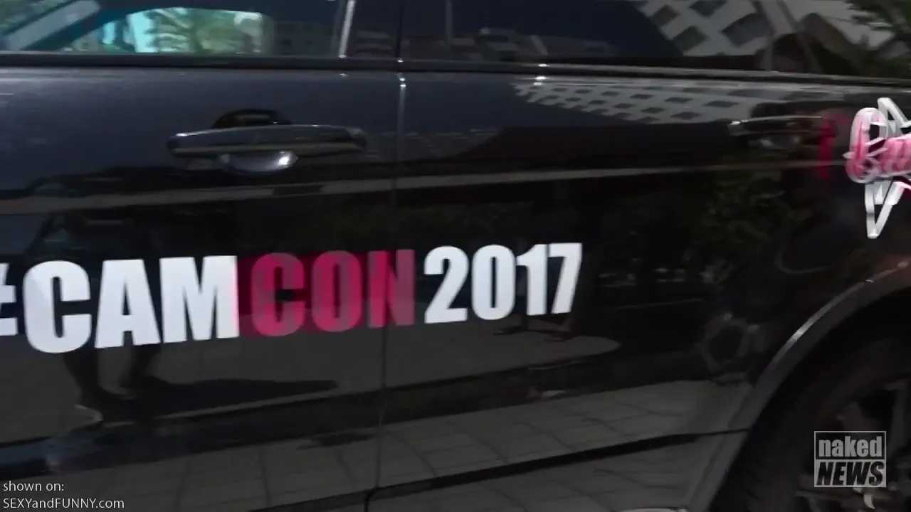 NakedNews finds Havoc Hailey at CamCon