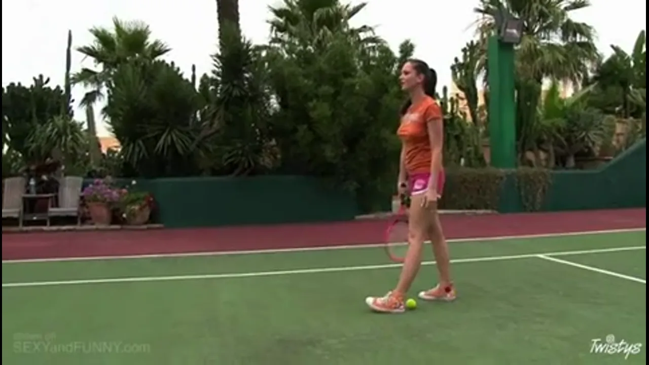 Nude Sandra Shines at Tennis