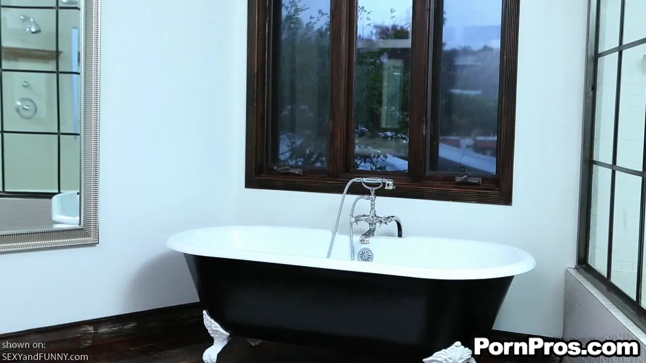 Phoenix Marie in the Bath