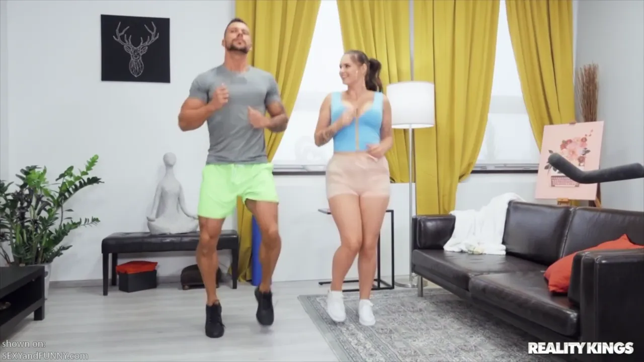 Taylee Wood Doing Bouncing Squats