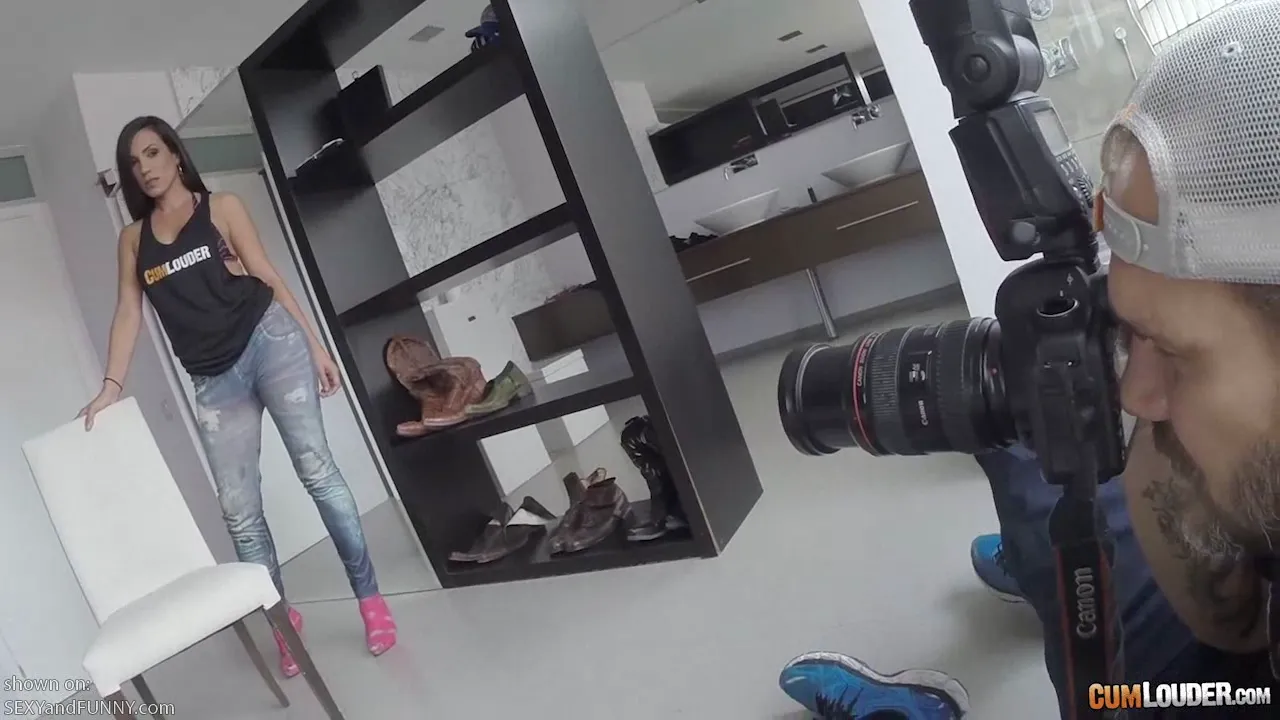 The Start of a Hot Photoshoot with Thais