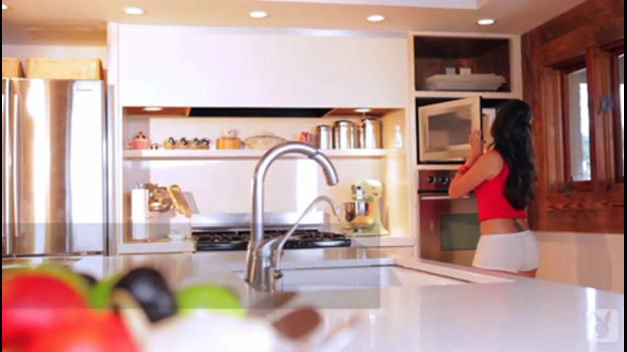 Winona Sexy and Nude in the Kitchen